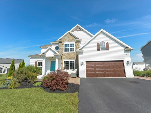 39 Gainsborough Pl, West Henrietta, NY 14586