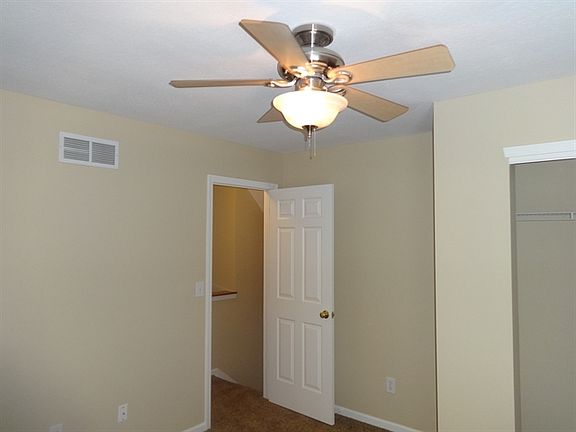 4th image of 379 Belfair Dr