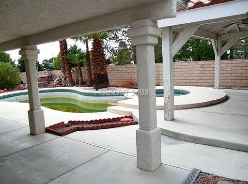 3rd image of 9301 Hollycrest Dr