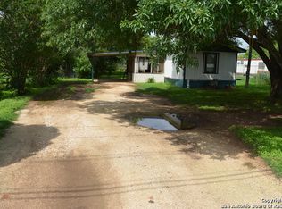 2315 10th St, Floresville, TX 78114
