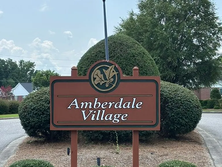 670 Amberdale West Cir — Photo 3