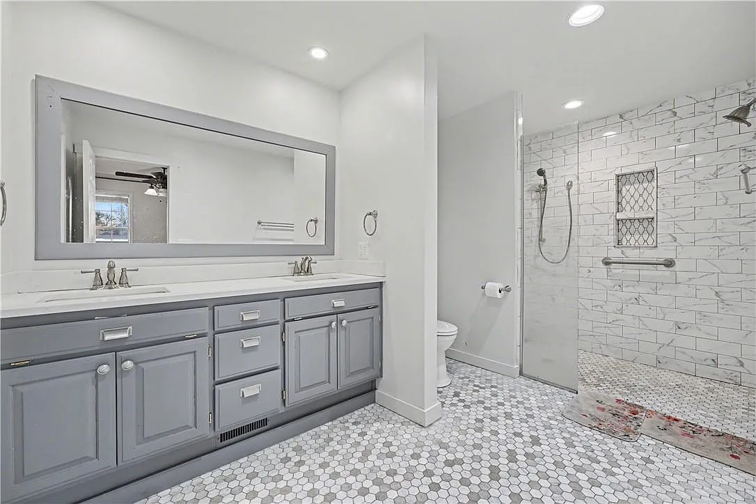 4 bed, 2.5 bath, 2348 sqft, $2,590 — Photo 2