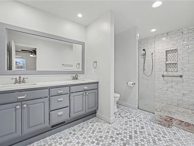 1092 N Main St — Photo 2