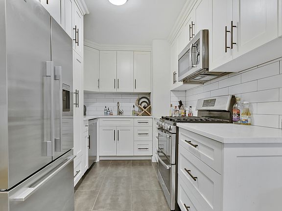 5th image of 142 Suydam St Floor 1