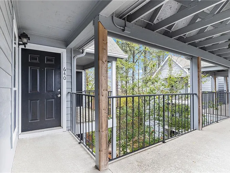 640 Granville Ct — Photo 3