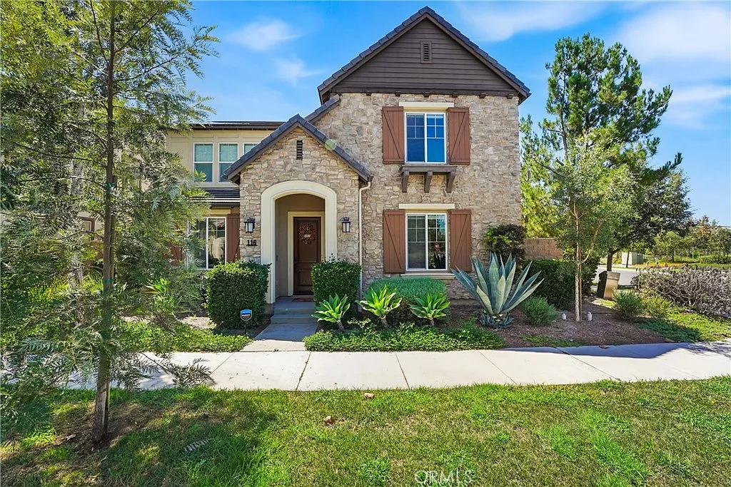 5 bed, 3769 sqft, $11,500 — Photo 1