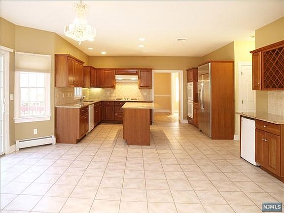 5th image of 4 Pinecrest Dr