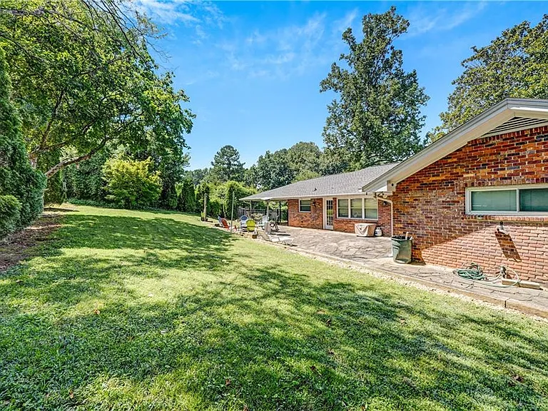 2127 Desmond Dr — Photo 19