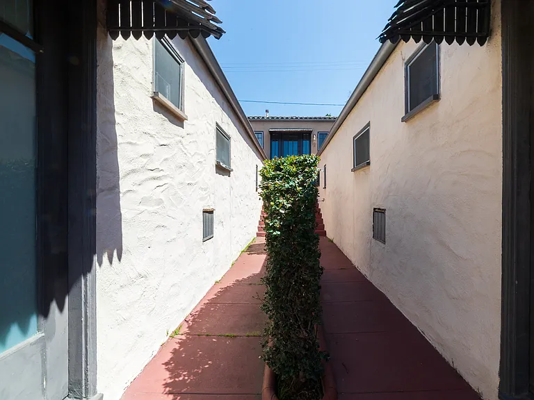 836 Silverlake Blvd — Photo 19