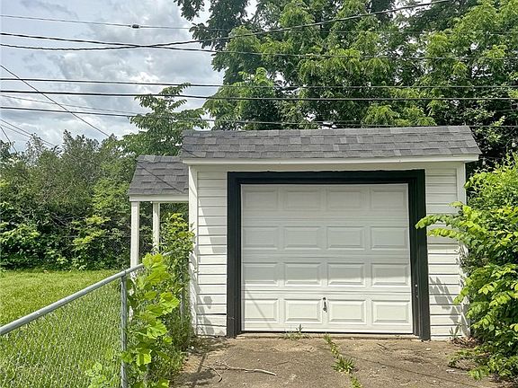 3rd image of 4928 E 84th St