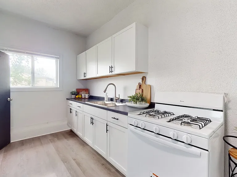 319 Franklin Ave — Photo 1