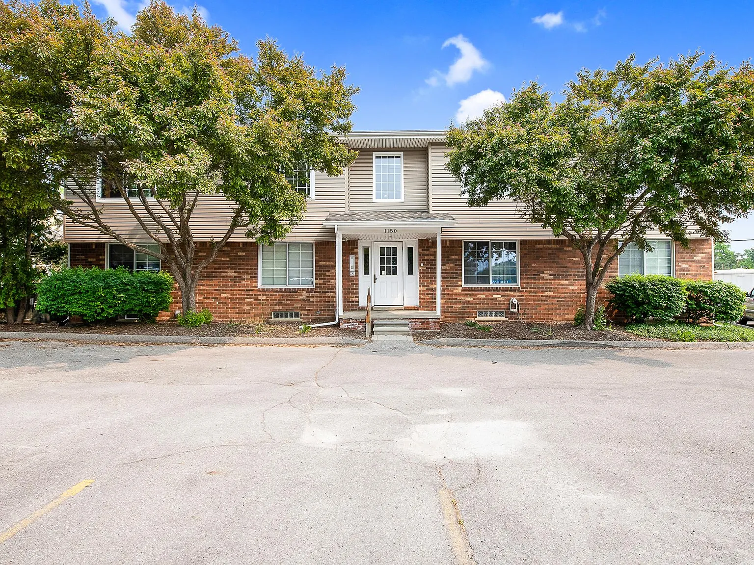 1150 Catalpa Dr — Photo 1