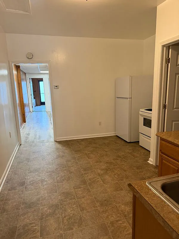 2 bed, 2.0 bath, 1300 sqft, $750 — Photo 2