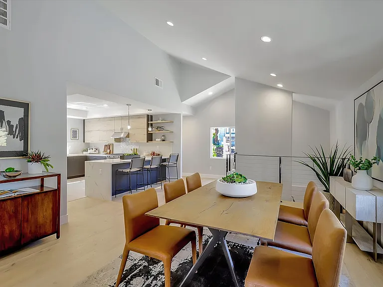 914 Everett Ave — Photo 3