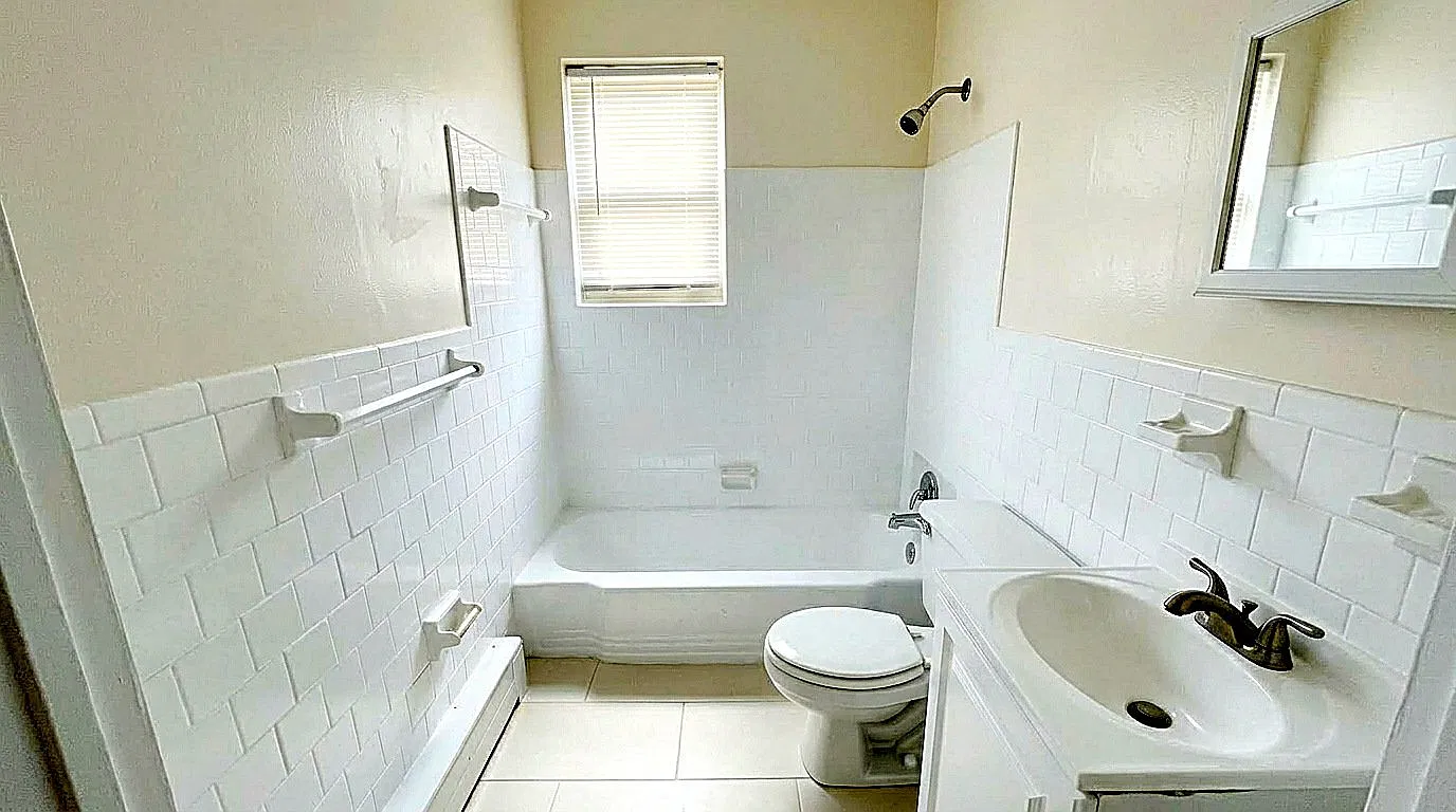 811 Barnaby St SE - 202 — Photo 4