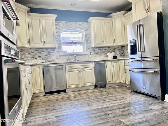 3rd image of 302 Wildflower Ln