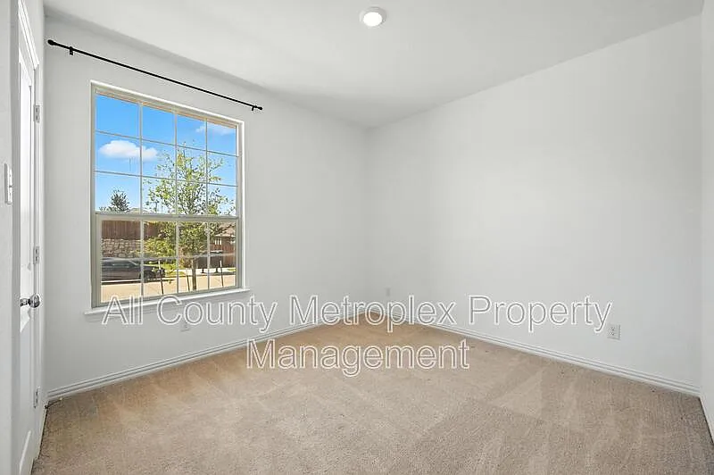 3 bed, 2.0 bath, 1602 sqft, $2,045 — Photo 2