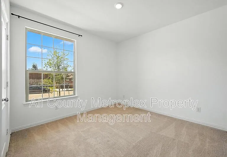 3008 Chinkapin Ln — Photo 2