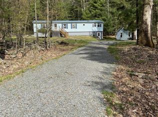 8 Hutchison Ct, Hawley, PA 18428