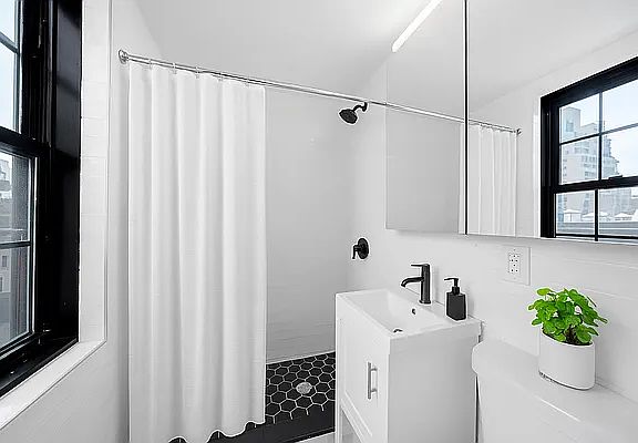 5th image of 25 E 67th St APT 7