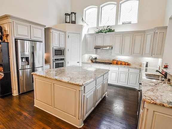 Kitchen with vault ceiling
