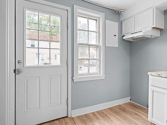 2nd image of 9 Burnett Pl #2