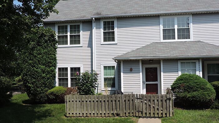 1st image of 62 Eaton Ct #62