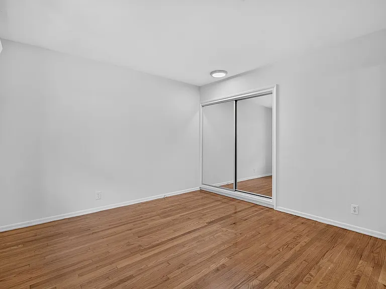 425 S Los Robles Ave — Photo 28