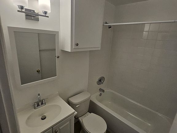 4th image of 6633 Woodman Ave