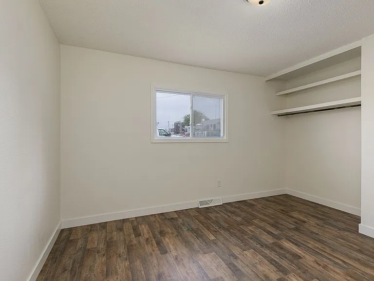 733 W College St #B — Photo 11