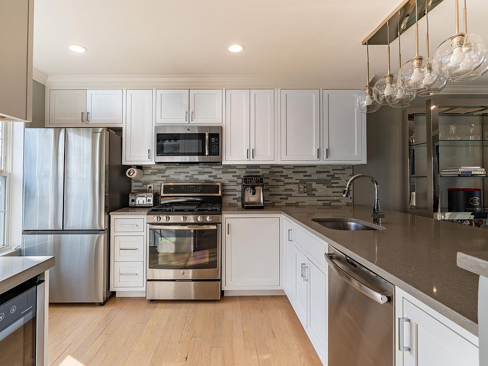 Kitchen with GE appliances and Samsung Refrigerator