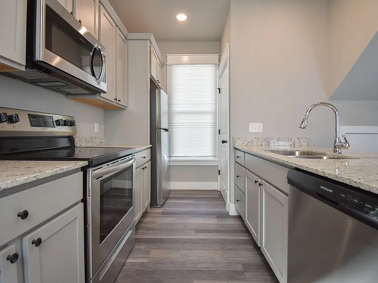 734 S Locust Ave — Photo 6