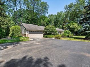 2580 Kentmoor Rd, Bloomfield Hills, MI 48304