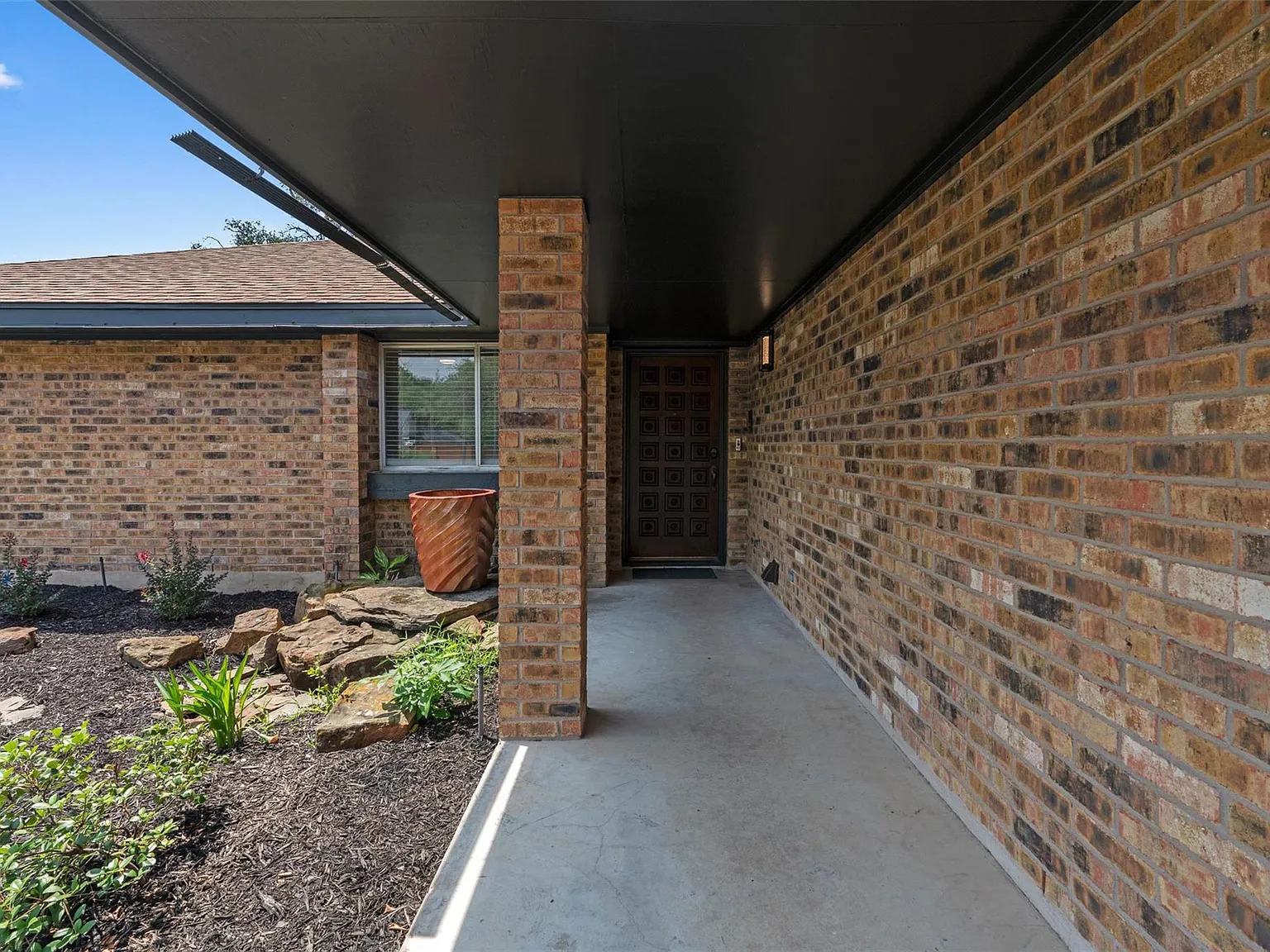 3 bed, 2.0 bath, 1766 sqft, $2,195 — Photo 2