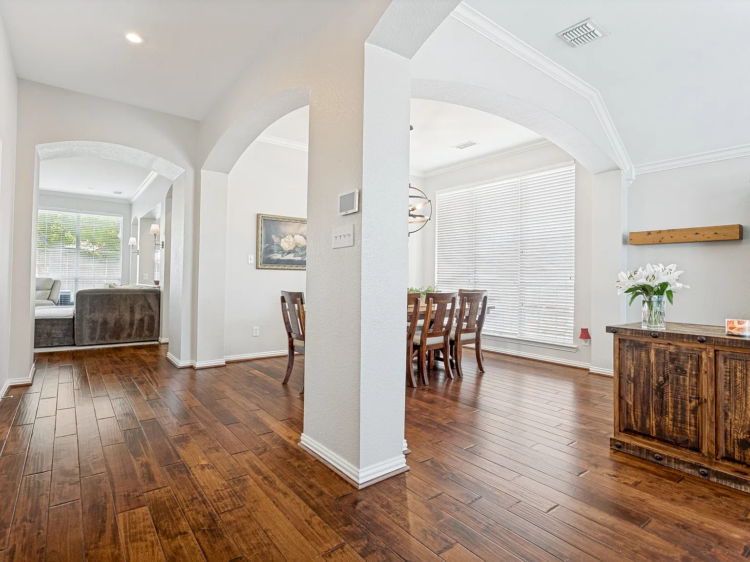 4 bed, 2294 sqft, $2,800 — Photo 2