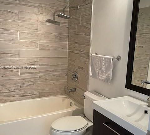 5th image of 3065 SE 1st Dr Unit 4