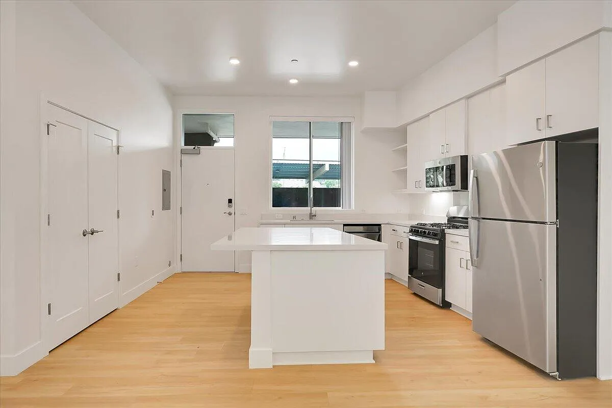 2 bed, 990 sqft, $4,600 — Photo 4