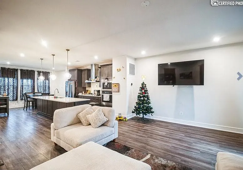 4 bed, 3.5 bath, 2150 sqft, $4,995 — Photo 2