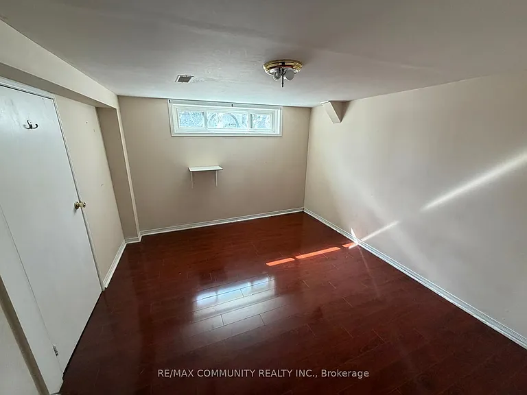 52 Grassington Cres #BASEMENT — Photo 11