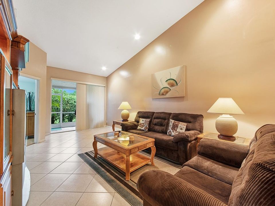 1st image of 6460 Park Lake Cir