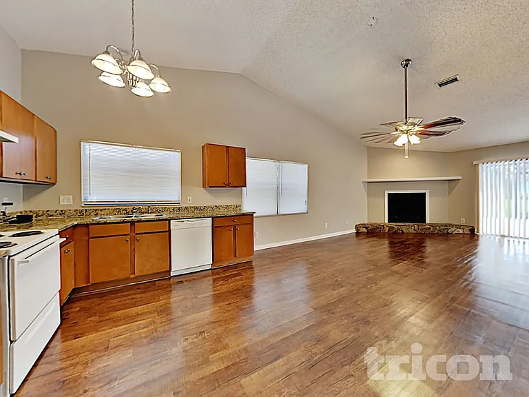 2025 Helm Ln — Photo 14