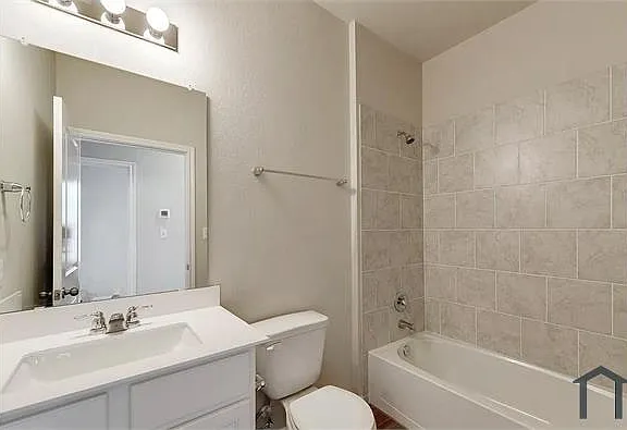 3 bed, 1110 sqft, $2,250 — Photo 3