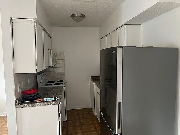 Alternate kitchen possible style, tile and appliances may be different.