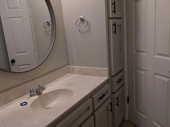 4th image of 1221 W Hopkins St #13