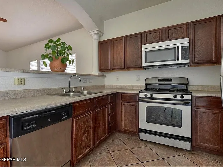 2232 Honour Point Pl — Photo 7