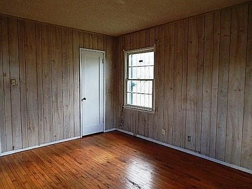 4th image of 10922 Spinning Ave