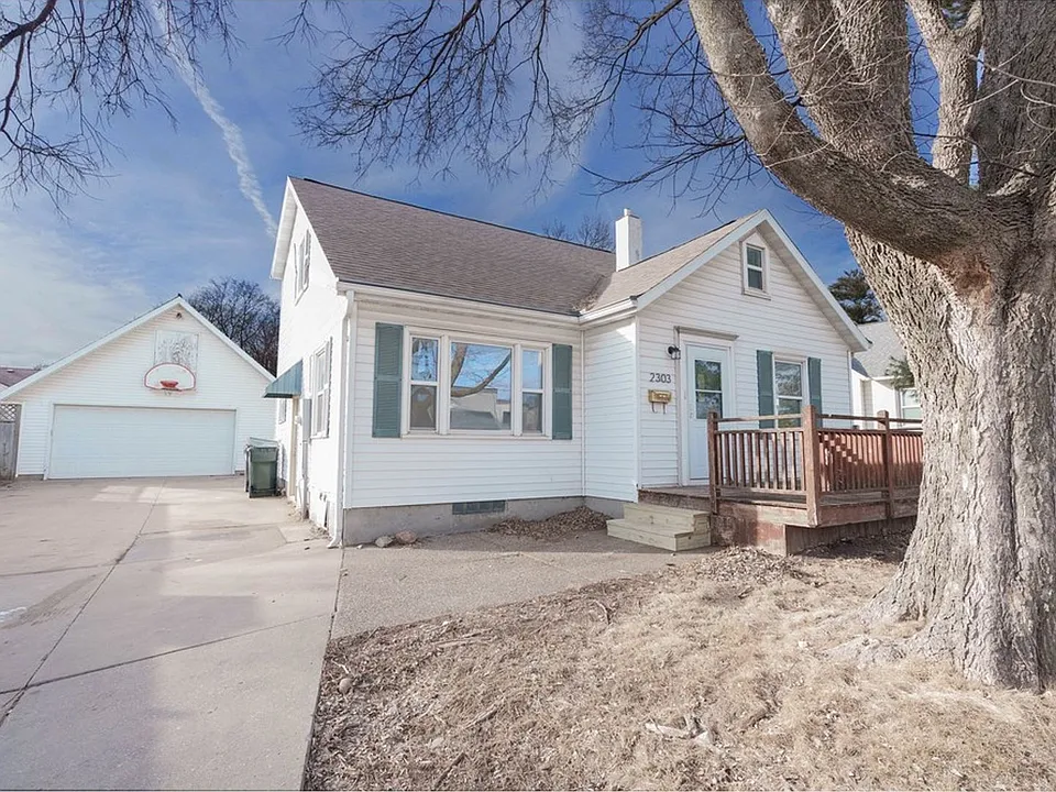 2303 Main St