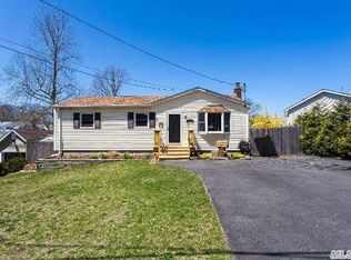 14 Hillcrest Rd, Rocky Point, NY 11778