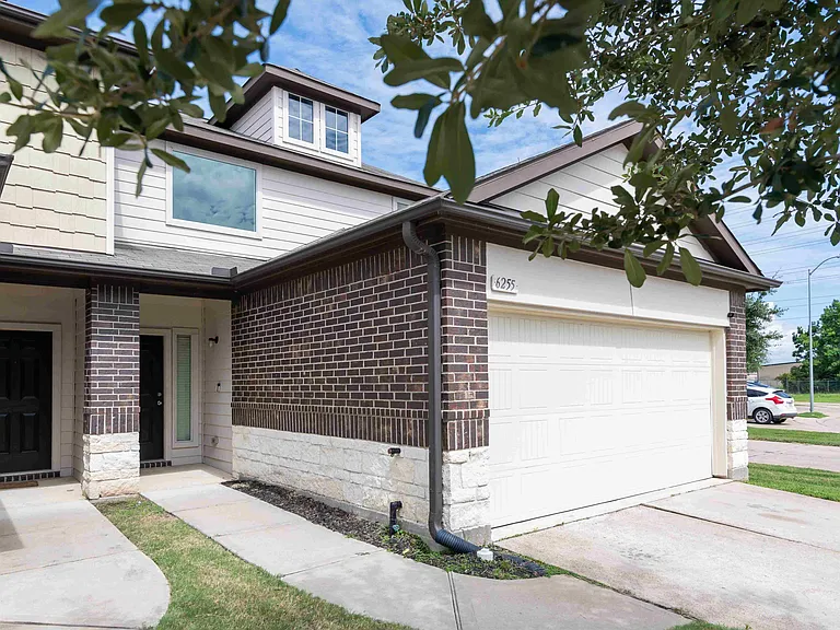 6255 Brenwood Cir — Photo 3