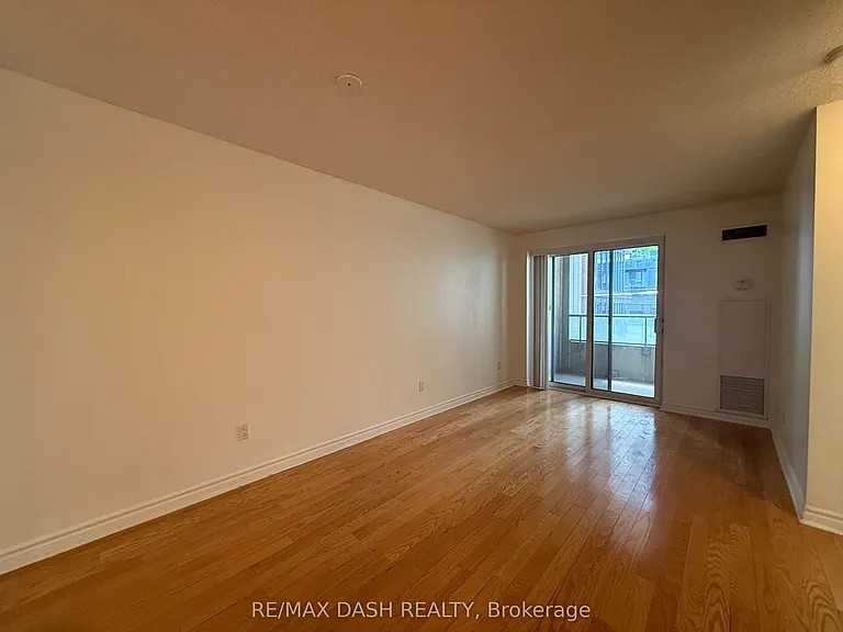 270 Wellington St W #802 — Photo 23